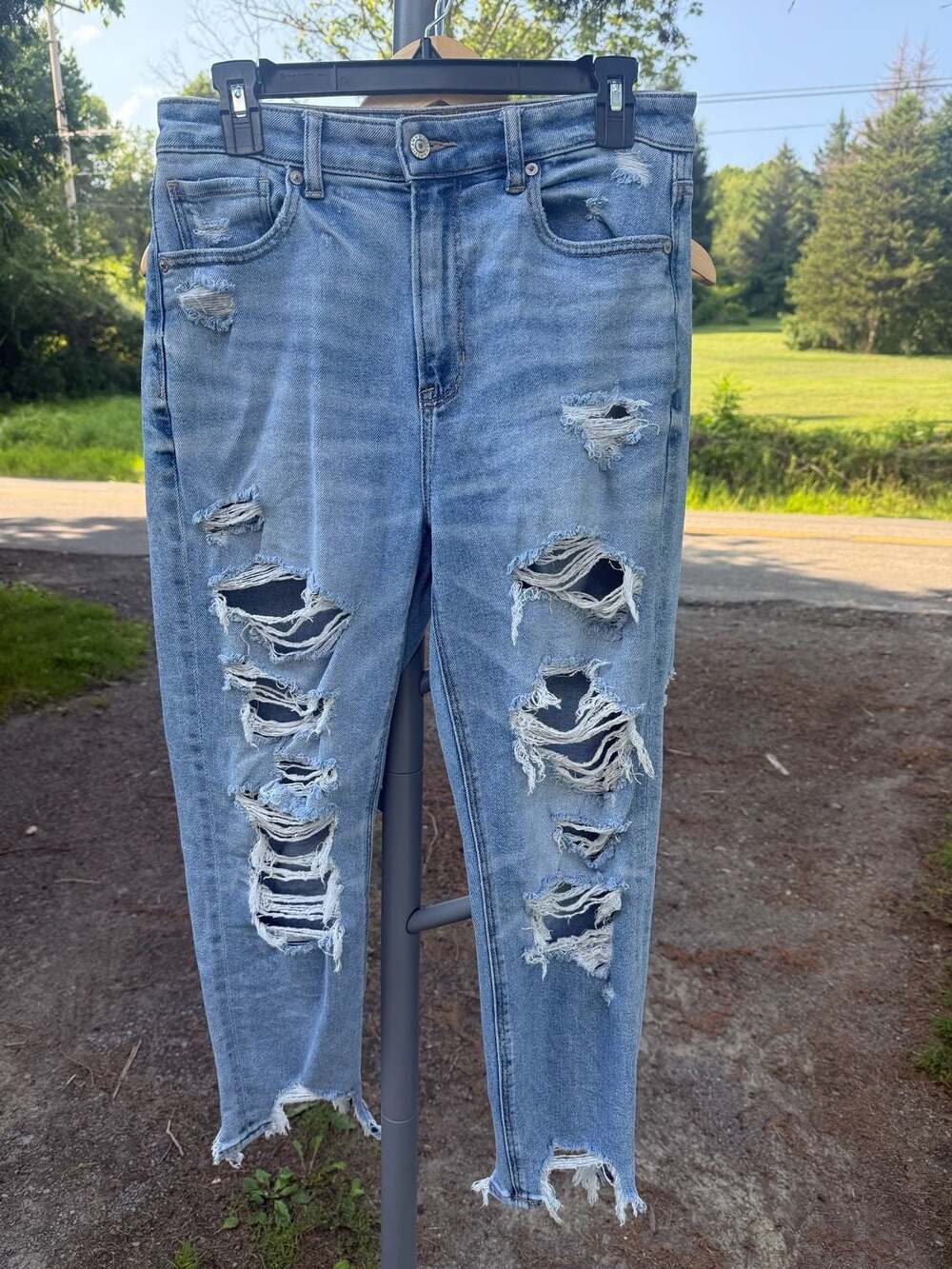 American Eagle Outfitters Women's Light Wash Distressed Mom Jeans Size 8 Short